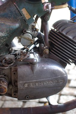 Jakarta, Endonezya - 23 Eylül 2025: Antik motosiklet parçalarının yakın plan fotoğrafı.