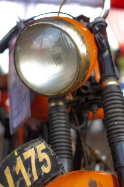 Jakarta, Endonezya - 23 Eylül 2025: Antik motosiklet parçalarının yakın plan fotoğrafı.