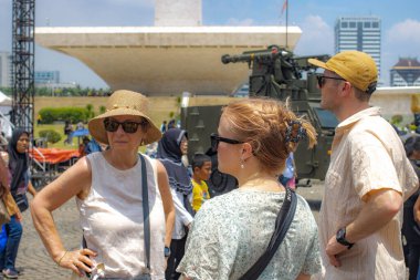 Jakarta, Endonezya - 23 Eylül 2025: ABRI yıldönümü sergisi ziyaretçileri.