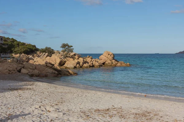 Seascape Kameny Krásnou Tyrkysovou Vodou Pláž Ostrově Sardinie Itálie — Stock fotografie