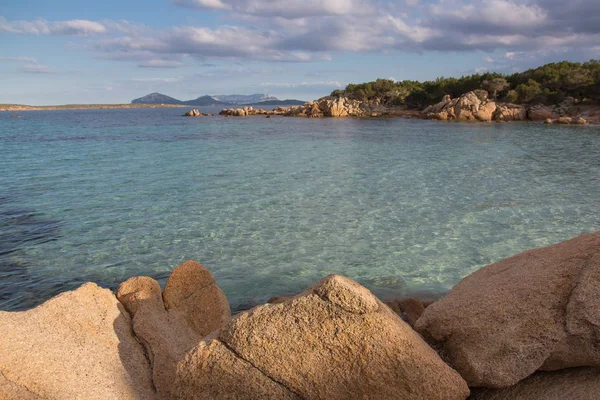 Seascape Kameny Krásnou Tyrkysovou Vodou Pláž Ostrově Sardinie Itálie — Stock fotografie