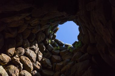 Sardunya antik megalitik Nuraghe kulesinin kubbesi, İtalya