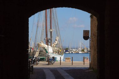 Alghero city, Sardunya, Ital marina için ağ geçidi frome görünümü