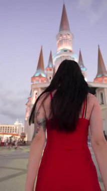 Kırmızı elbiseli genç bayan.