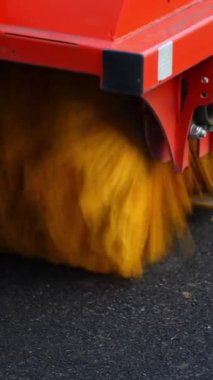 Yol temizleme fırçası arabası