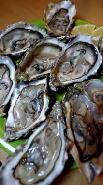 Limonlu taze istiridye.