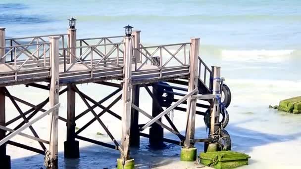 Träbro Vid Den Vita Sandstranden Vidrörs Havsvatten — Stockvideo