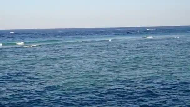 Houten Brug Aan Het Witte Zandstrand Geraakt Door Zeewater — Stockvideo