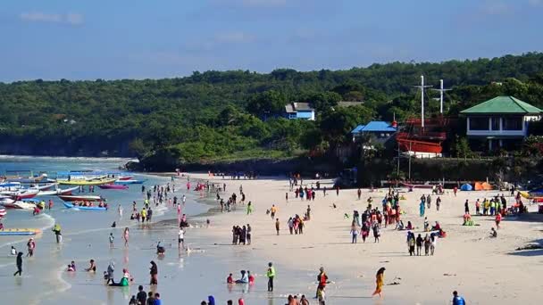 Drewniany Most Białej Piaszczystej Plaży Dotkniętej Morską Wodą — Wideo stockowe