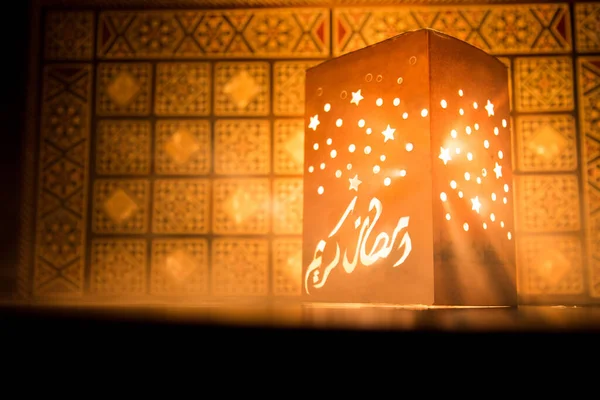 アラビア語のタイポグラフィで照明灯を — ストック写真