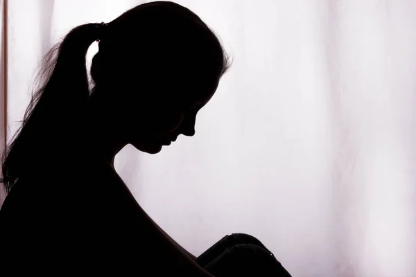 Silhouette Una Giovane Donna Con Problemi Orizzontale Isolata — Foto Stock