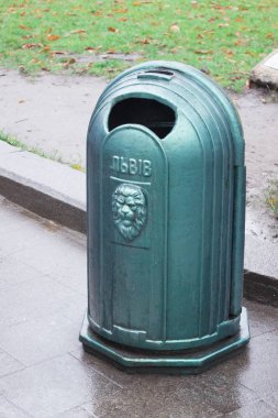 Vintage demir turkuaz çöp kutusu, Lviv tank