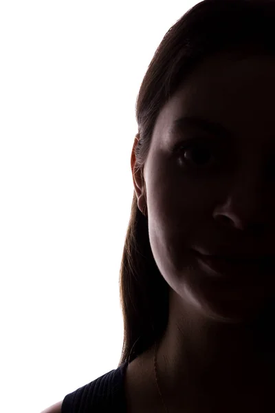 Mulher jovem olha em frente com o cabelo fluente - silhueta horizontal — Fotografia de Stock