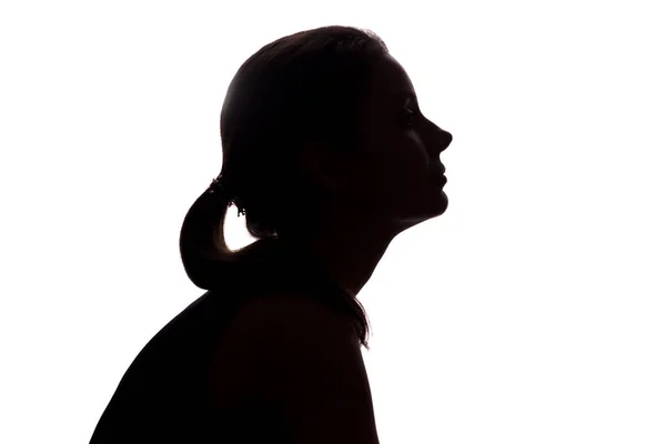 Jonge vrouw opzoeken - horizontale silhouet — Stockfoto