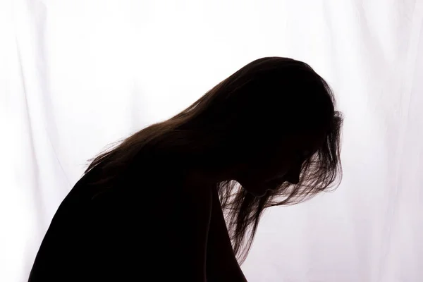 Silhouette einer jungen Frau mit Problemen — Stockfoto