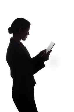 Takım elbiseli genç kadın işaretçi ileri, yan - görüntüler siluet