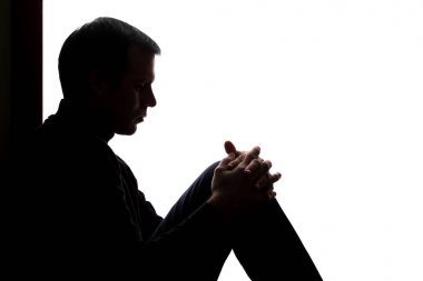 Keder ile genç adam kollarını düştü