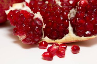 Beyaz bir arka plan üzerinde saf nar meyve