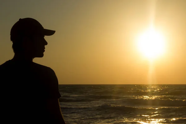 Портрет молодого человека в кепке на пляже — стоковое фото