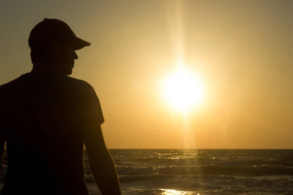 Портрет молодого человека в кепке на пляже — стоковое фото