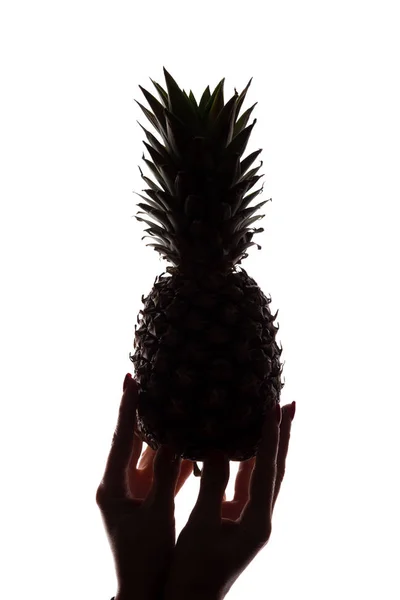 Ananas na ręce kobieta na białym tle — Zdjęcie stockowe