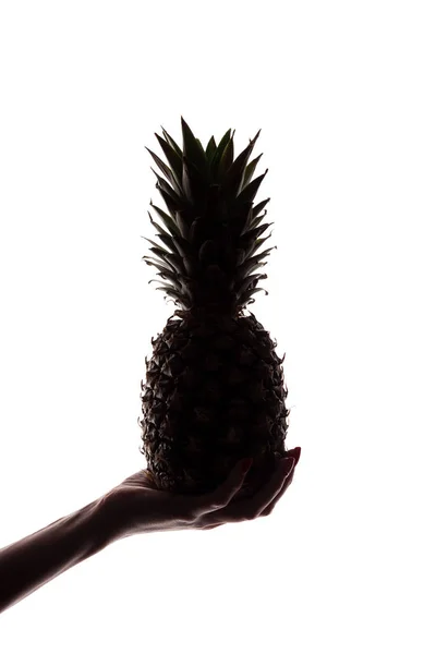 Ananas na ręce kobieta na białym tle — Zdjęcie stockowe