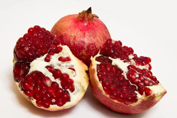 Fruits à la grenade purifiés sur fond blanc — Photo