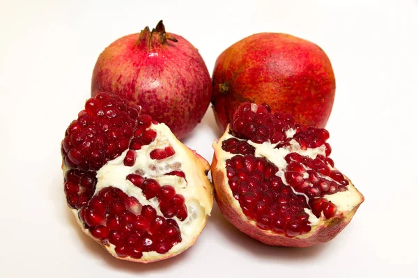 Renat granatäpple frukt på en vit bakgrund — Stockfoto