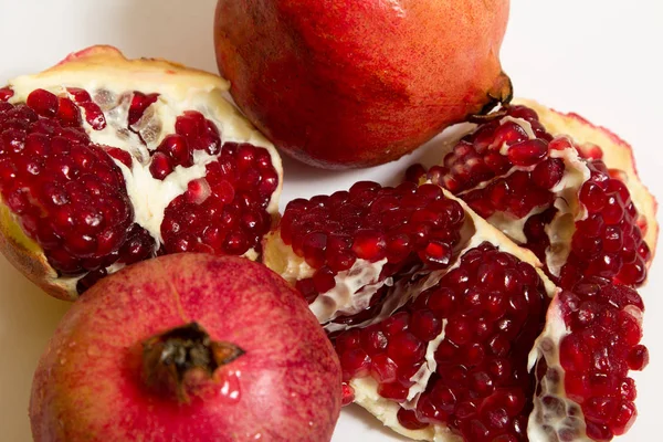 Fruta de granada purificada sobre fondo blanco — Foto de Stock