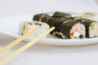 Japon mutfağı, pirinç suşi ve balık çekim