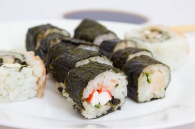 Japon mutfağı, pirinç suşi ve balık çekim