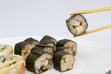 Japon mutfağı, pirinç suşi ve balık çekim