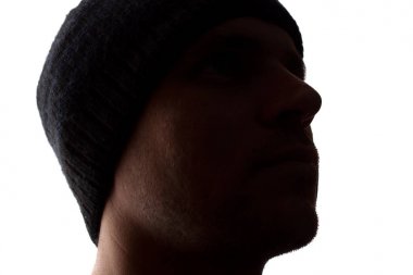 Portre genç adam, Unshaven, Cap yan görünümü-koyu siluet
