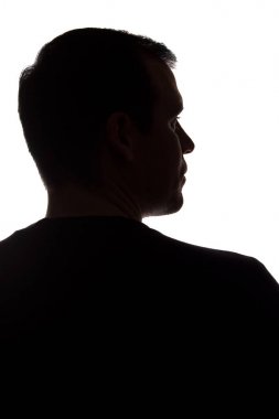 Genç bir adamın portresi, arka görünüm-koyu izole siluet