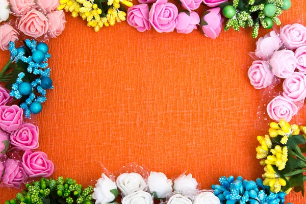 Rahmen aus hellen Kunstblumen - mehrfarbig, Hintergrund — Stockfoto