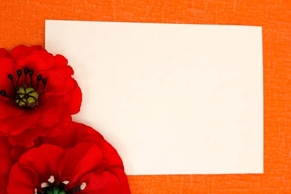 Лист чистого паперу та яскравих штучних квітів - барвистий, накидний — стокове фото