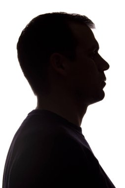 Genç bir adamın portresi, yan görünüm-koyu izole siluet