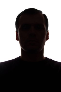 Genç bir adamın portresi, ön görünüm-koyu izole siluet