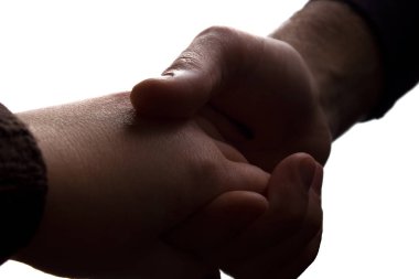Adam nazikçe eliyle sevgili tutarak - siluet aşk