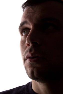 Portre genç adam, ön görünüm - izole siluet bakmak şaşırttı