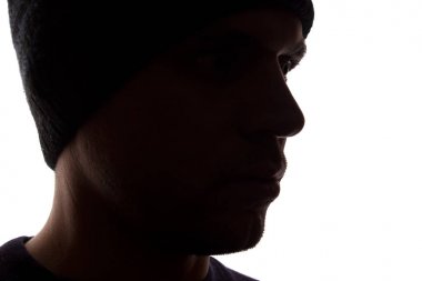 Portre genç adam, Unshaven, Cap yan görünümü-koyu siluet