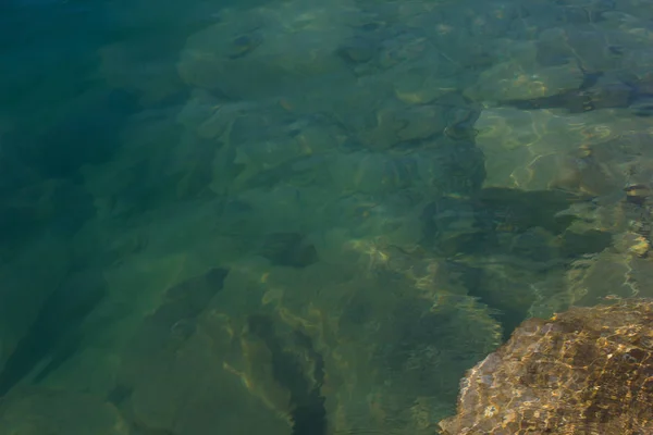 Textura de agua superficie sol agua piedras olas - mundo submarino — Foto de Stock