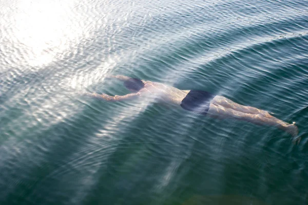 Jeune homme nageur sous-marin - mer, cours de natation, plongée — Photo