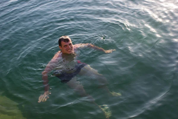 水の上の男性若い水泳選手 - 夏の海 — ストック写真