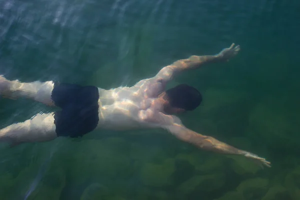 水中の男性若い水泳選手 - 海、水泳のレッスン、ダイビング — ストック写真