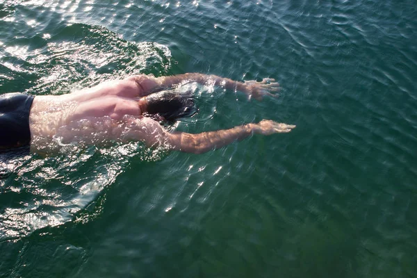 Jeune homme nageur sous-marin - mer, cours de natation, plongée — Photo