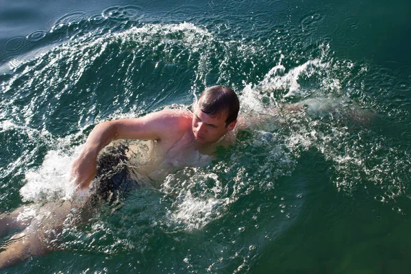 水の上の男性若い水泳選手 - 夏の海 — ストック写真