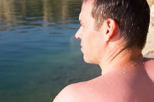 背景石、水上の若い男 - 夏の晴れた海 — ストック写真