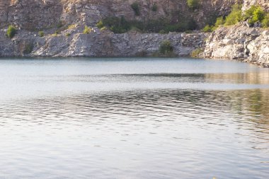 Karşı taşların büyük granit kayalar, göl suyu - taş arka plan