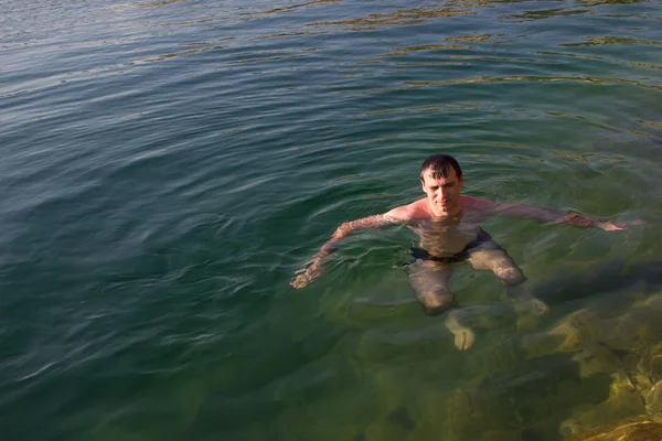 水の上の男性若い水泳選手 - 夏の海 — ストック写真